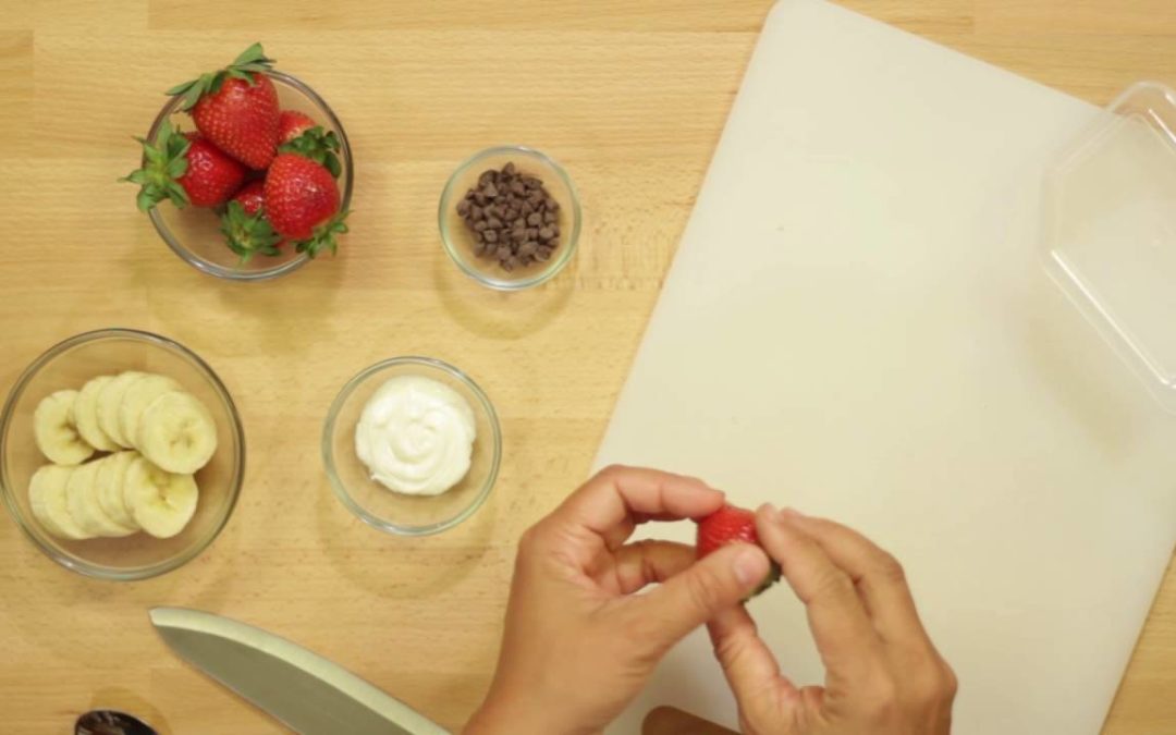 Kids’ Lunch Ideas & Healthy Back to School Recipes: Strawberry Banana Snake [Video]